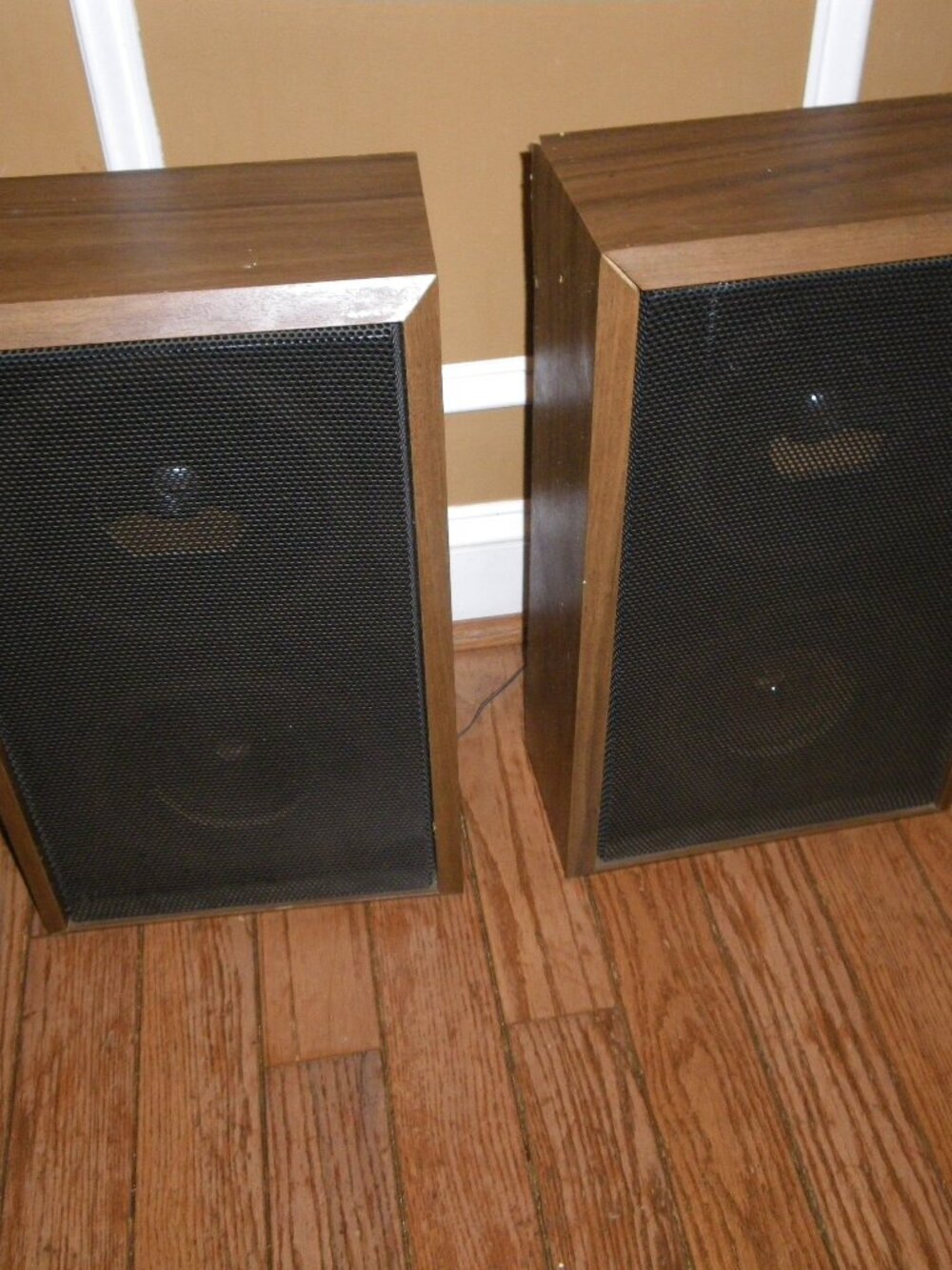 2 Vintage Stereo Speakers Wide Range Speaker System Model 0648 Wood Grain USA